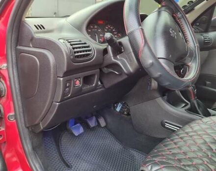 Червоний Пежо 206, об'ємом двигуна 1.36 л та пробігом 230 тис. км за 3800 $, фото 2 на Automoto.ua