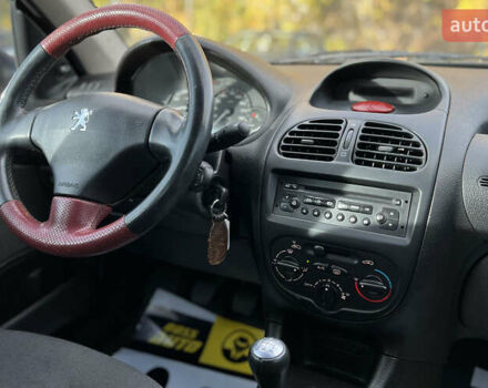 Червоний Пежо 206, об'ємом двигуна 1.4 л та пробігом 139 тис. км за 3999 $, фото 7 на Automoto.ua