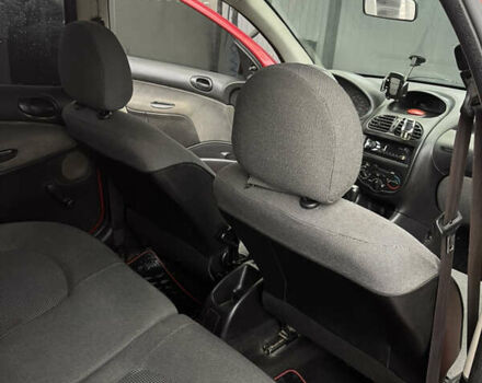 Красный Пежо 206, объемом двигателя 1.36 л и пробегом 133 тыс. км за 3800 $, фото 17 на Automoto.ua