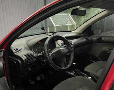 Красный Пежо 206, объемом двигателя 1.36 л и пробегом 133 тыс. км за 3800 $, фото 11 на Automoto.ua