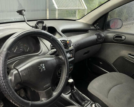 Красный Пежо 206, объемом двигателя 1.36 л и пробегом 133 тыс. км за 3800 $, фото 12 на Automoto.ua