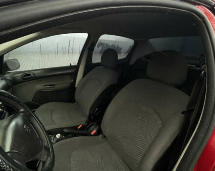 Красный Пежо 206, объемом двигателя 1.36 л и пробегом 133 тыс. км за 3800 $, фото 13 на Automoto.ua