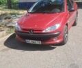 Красный Пежо 206, объемом двигателя 1.36 л и пробегом 118 тыс. км за 3500 $, фото 1 на Automoto.ua