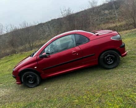 Красный Пежо 206, объемом двигателя 1.6 л и пробегом 320 тыс. км за 2600 $, фото 1 на Automoto.ua