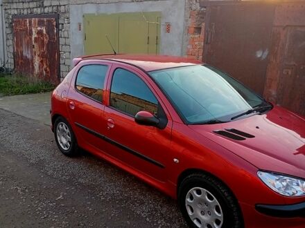 Красный Пежо 206, объемом двигателя 1.4 л и пробегом 167 тыс. км за 3300 $, фото 1 на Automoto.ua