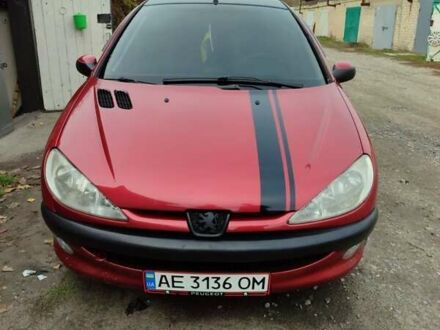 Червоний Пежо 206, об'ємом двигуна 1.36 л та пробігом 230 тис. км за 3800 $, фото 1 на Automoto.ua