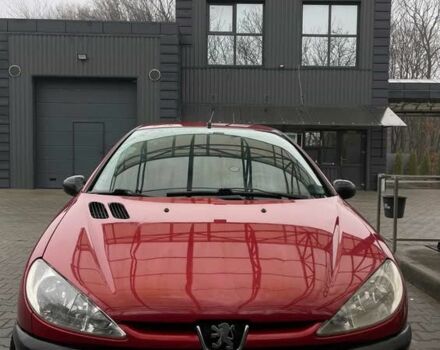 Красный Пежо 206, объемом двигателя 1.4 л и пробегом 133 тыс. км за 3500 $, фото 1 на Automoto.ua