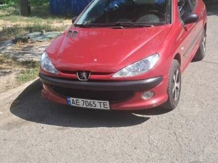 Красный Пежо 206, объемом двигателя 1.36 л и пробегом 118 тыс. км за 3500 $, фото 1 на Automoto.ua