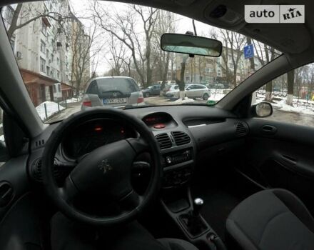 Пежо 206, объемом двигателя 1.36 л и пробегом 171 тыс. км за 3500 $, фото 5 на Automoto.ua