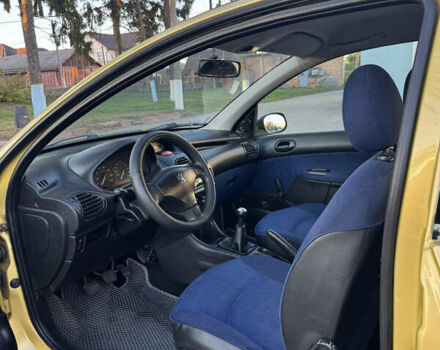Желтый Пежо 206, объемом двигателя 1.12 л и пробегом 181 тыс. км за 2500 $, фото 17 на Automoto.ua