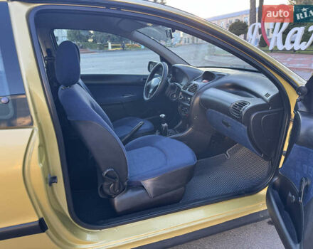 Желтый Пежо 206, объемом двигателя 1.12 л и пробегом 181 тыс. км за 2500 $, фото 19 на Automoto.ua
