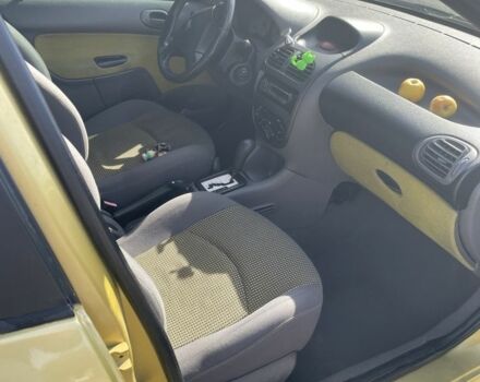 Жовтий Пежо 206, об'ємом двигуна 0.14 л та пробігом 190 тис. км за 4200 $, фото 6 на Automoto.ua