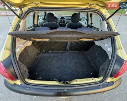 Желтый Пежо 206, объемом двигателя 1.12 л и пробегом 181 тыс. км за 2500 $, фото 8 на Automoto.ua