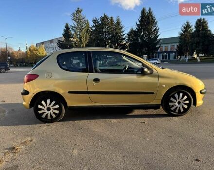 Желтый Пежо 206, объемом двигателя 1.12 л и пробегом 181 тыс. км за 2500 $, фото 4 на Automoto.ua