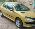 Желтый Пежо 206, объемом двигателя 1.4 л и пробегом 300 тыс. км за 2700 $, фото 1 на Automoto.ua