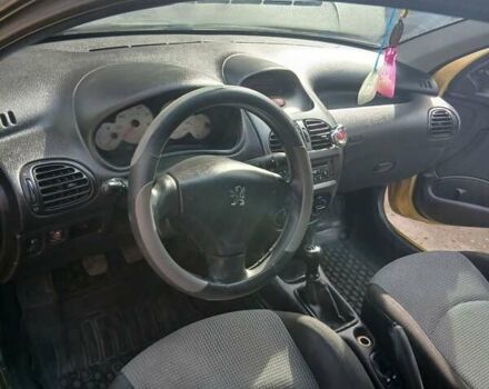 Желтый Пежо 206, объемом двигателя 1.36 л и пробегом 253 тыс. км за 2650 $, фото 8 на Automoto.ua
