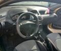 Желтый Пежо 206, объемом двигателя 1.36 л и пробегом 253 тыс. км за 2650 $, фото 8 на Automoto.ua