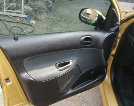 Желтый Пежо 206, объемом двигателя 1.36 л и пробегом 253 тыс. км за 2650 $, фото 2 на Automoto.ua