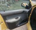Желтый Пежо 206, объемом двигателя 1.36 л и пробегом 253 тыс. км за 2650 $, фото 2 на Automoto.ua