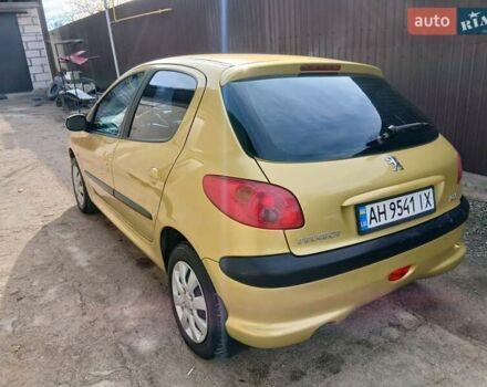 Желтый Пежо 206, объемом двигателя 1.36 л и пробегом 253 тыс. км за 2650 $, фото 5 на Automoto.ua
