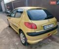 Желтый Пежо 206, объемом двигателя 1.36 л и пробегом 253 тыс. км за 2650 $, фото 5 на Automoto.ua