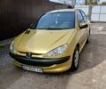 Желтый Пежо 206, объемом двигателя 1.36 л и пробегом 253 тыс. км за 2650 $, фото 1 на Automoto.ua