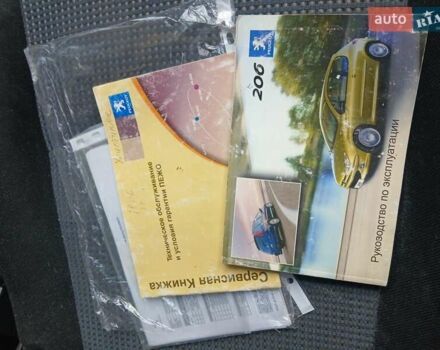 Желтый Пежо 206, объемом двигателя 1.36 л и пробегом 253 тыс. км за 2650 $, фото 4 на Automoto.ua