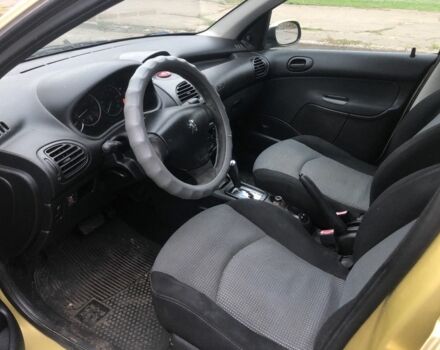 Жовтий Пежо 206, об'ємом двигуна 1.4 л та пробігом 200 тис. км за 3000 $, фото 9 на Automoto.ua