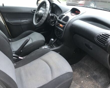 Жовтий Пежо 206, об'ємом двигуна 1.4 л та пробігом 200 тис. км за 3000 $, фото 7 на Automoto.ua