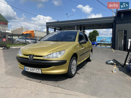 Желтый Пежо 206, объемом двигателя 1.12 л и пробегом 220 тыс. км за 3100 $, фото 1 на Automoto.ua