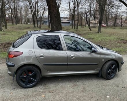 Серый Пежо 206, объемом двигателя 1.4 л и пробегом 253 тыс. км за 3500 $, фото 1 на Automoto.ua