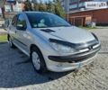 Сірий Пежо 206, об'ємом двигуна 1.6 л та пробігом 330 тис. км за 2900 $, фото 1 на Automoto.ua