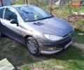 Серый Пежо 206, объемом двигателя 1.6 л и пробегом 315 тыс. км за 3200 $, фото 1 на Automoto.ua