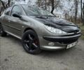 Серый Пежо 206, объемом двигателя 1.4 л и пробегом 253 тыс. км за 3500 $, фото 1 на Automoto.ua