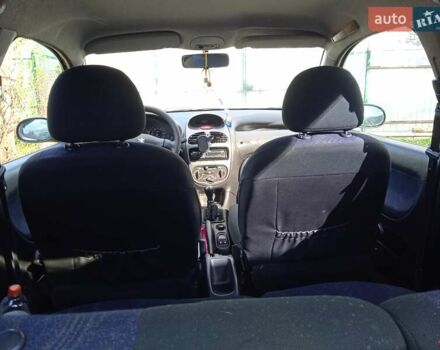 Серый Пежо 206, объемом двигателя 1.6 л и пробегом 315 тыс. км за 3200 $, фото 3 на Automoto.ua