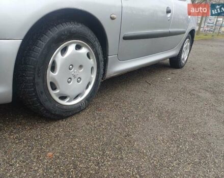 Серый Пежо 206, объемом двигателя 1.36 л и пробегом 230 тыс. км за 2349 $, фото 13 на Automoto.ua
