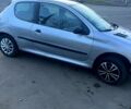 Сірий Пежо 206, об'ємом двигуна 1.4 л та пробігом 200 тис. км за 2000 $, фото 5 на Automoto.ua