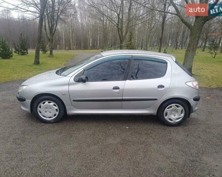 Серый Пежо 206, объемом двигателя 1.36 л и пробегом 230 тыс. км за 2349 $, фото 3 на Automoto.ua