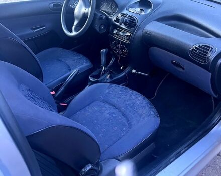 Сірий Пежо 206, об'ємом двигуна 1.4 л та пробігом 200 тис. км за 2000 $, фото 3 на Automoto.ua