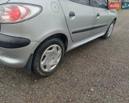 Серый Пежо 206, объемом двигателя 1.36 л и пробегом 230 тыс. км за 2349 $, фото 12 на Automoto.ua