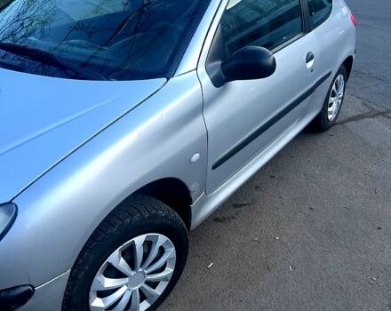 Сірий Пежо 206, об'ємом двигуна 1.4 л та пробігом 200 тис. км за 2000 $, фото 1 на Automoto.ua