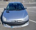 Сірий Пежо 206, об'ємом двигуна 1.4 л та пробігом 230 тис. км за 2400 $, фото 1 на Automoto.ua