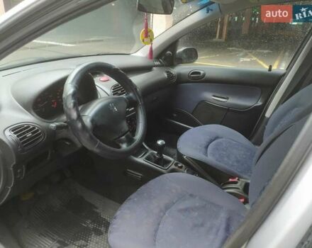 Сірий Пежо 206, об'ємом двигуна 1.36 л та пробігом 340 тис. км за 2950 $, фото 16 на Automoto.ua