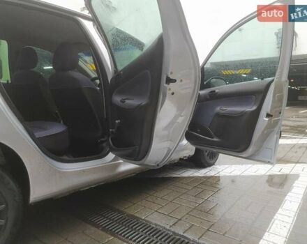 Сірий Пежо 206, об'ємом двигуна 1.36 л та пробігом 340 тис. км за 2950 $, фото 24 на Automoto.ua