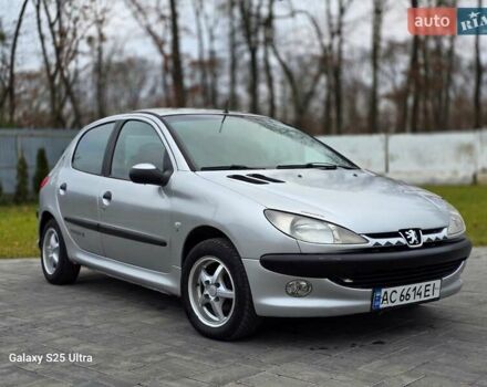 Серый Пежо 206, объемом двигателя 1.4 л и пробегом 221 тыс. км за 2450 $, фото 3 на Automoto.ua