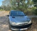 Серый Пежо 206, объемом двигателя 1.4 л и пробегом 308 тыс. км за 3600 $, фото 1 на Automoto.ua