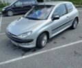 Серый Пежо 206, объемом двигателя 1.4 л и пробегом 327 тыс. км за 3100 $, фото 1 на Automoto.ua