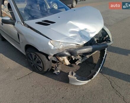 Серый Пежо 206, объемом двигателя 1.4 л и пробегом 166 тыс. км за 1500 $, фото 1 на Automoto.ua