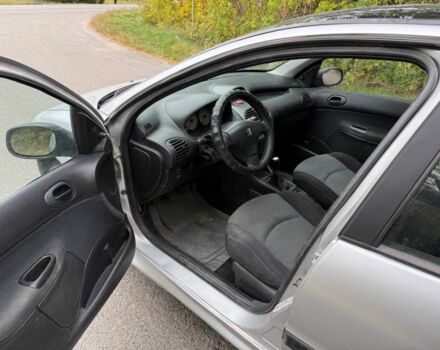 Серый Пежо 206, объемом двигателя 1.4 л и пробегом 175 тыс. км за 2850 $, фото 9 на Automoto.ua