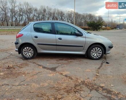 Серый Пежо 206, объемом двигателя 1.12 л и пробегом 154 тыс. км за 2900 $, фото 1 на Automoto.ua